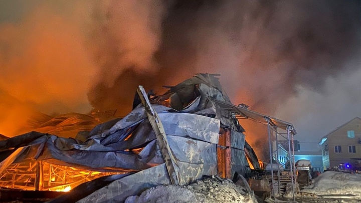 В Дзержинском 8 часов тушили пожар на складе