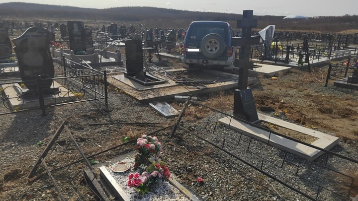 Житель Бурятии за рулем внедорожника сбивал памятники на кладбище Сахалина