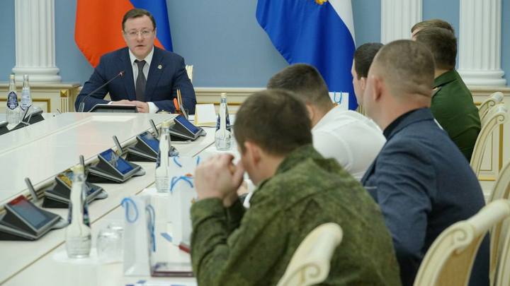 Дмитрий Азаров вручил награды землякам – участникам спецоперации