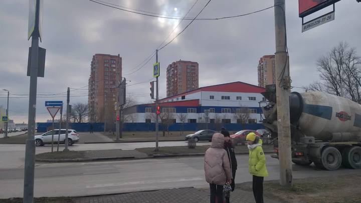 В Ростове 12-летняя школьница едва не погибла под колёсами бетономешалки