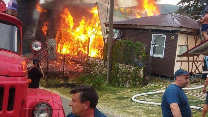 В Туапсинском районе из-за короткого замыкания сгорел частный дом