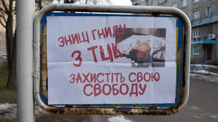Украинские военкомы папу забрали, а коляску с ребенком оставили на улице