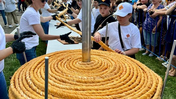 В Адыгее сплели рекордный сыр-косичку