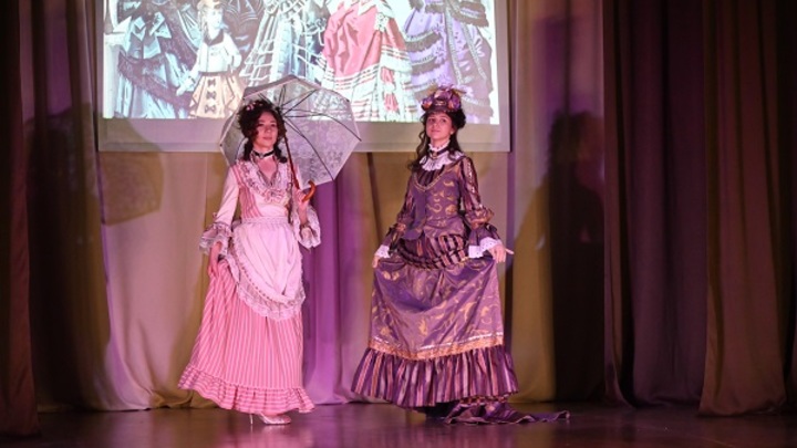 В женской колонии Новосибирска устроили показ мод в исторических платьях