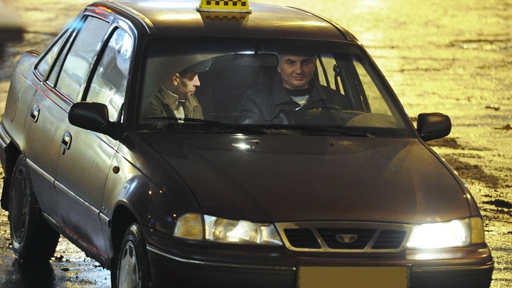 Чиновники развели бурную деятельность, но за рулём в такси по-прежнему нелегалы: Что не учли наверху, сказал эксперт