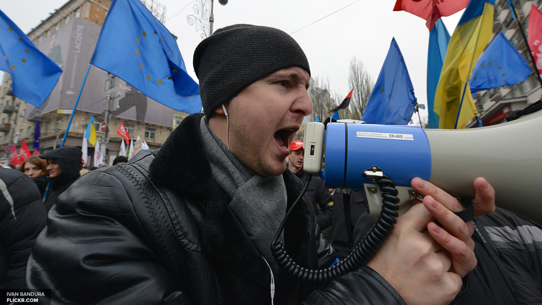 В Полтаве митингующие и сотрудники украинского ЧОПа устроили массовую драку В Полтаве митингующие и сотрудники украинского ЧОПа устроили массовую драку