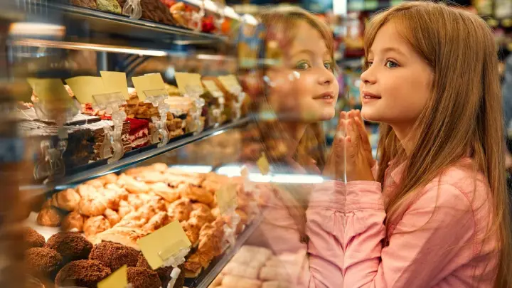 Маркировка «Честный знак» расширяется: с 1 марта под контроль берут сладости, меха и БАДы