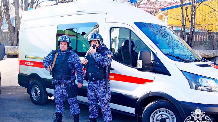 В Новокузнецке медики скорой помощи спрятались в машине после нападения агрессивного пациента