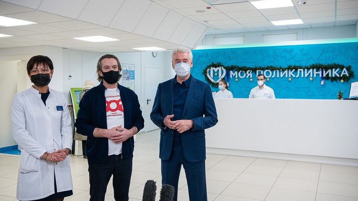 Москва расширила прививочный список. В очередь за вакциной теперь встанут журналисты и не только