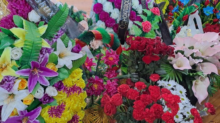 Сотни людей простились с 22-летним помощником мэра Бердска и его матерью