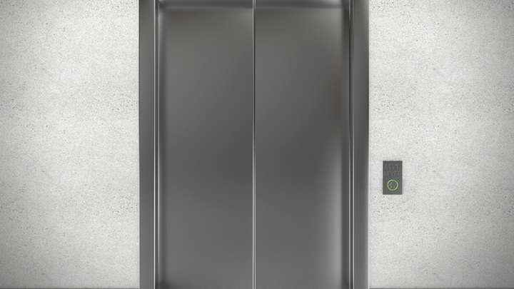 Пять этажей в свободном падении: Неисправный лифт едва не убил женщину с грудным ребёнком