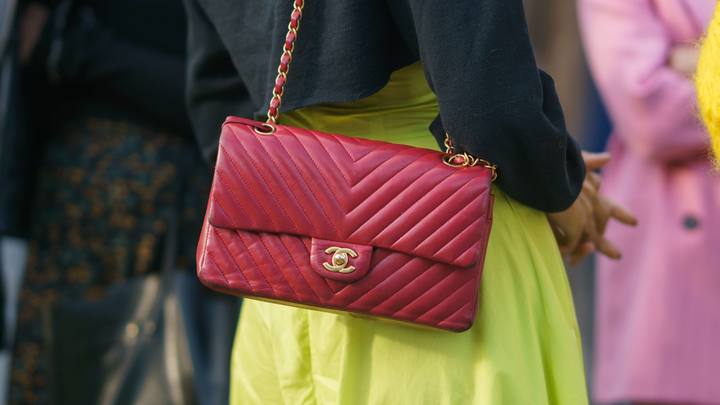Если за Chanel нужно продать Родину…: Модницы кромсают сумки за 400 тысяч в поддержку России
