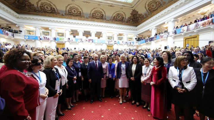 Взяли в плотное в кольцо: Участницы женского форума дорвались до селфи с Путиным