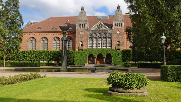 Старинные книги, тайные письма и сейф: Житель Британии поделился находками из лабиринта под домом