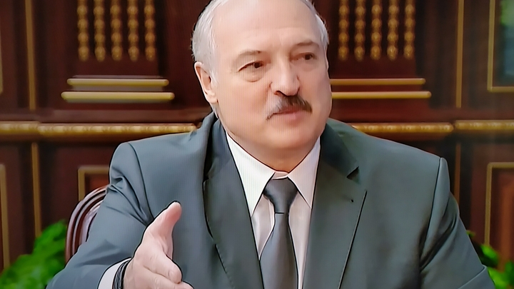 Надо думать не айфоном, а мозгами: Лукашенко устроил мужской разговор с рабочими МЗКТ