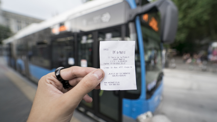 Как проехать на автобусе бесплатно: Новая технология выдаёт билеты за приседания