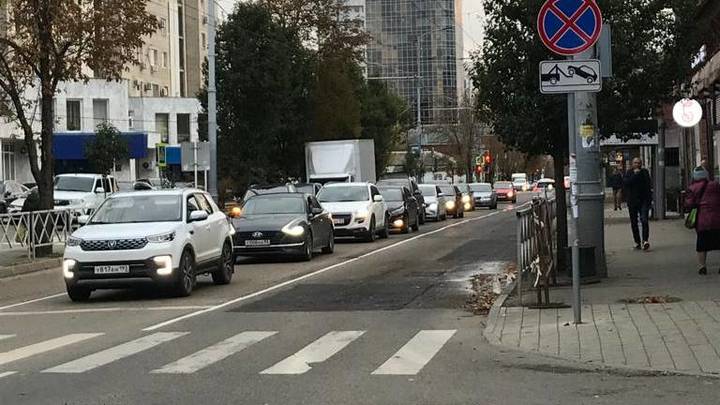 В Краснодаре открыли проезд по ул. Октябрьской, перекрытой с начала лета для ремонта коллектора