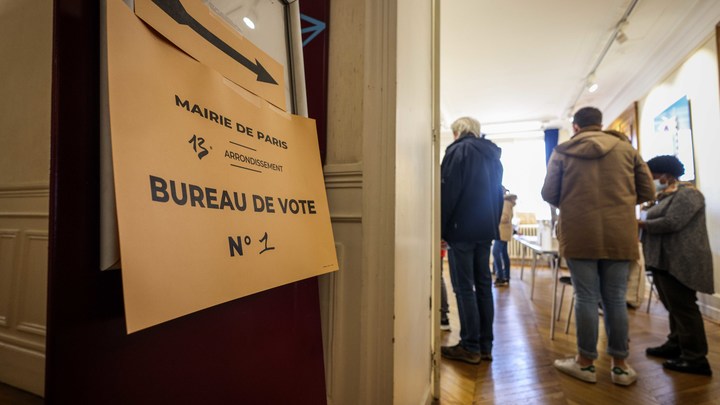 Макрон проголосовал на выборах во Франции и оказался последним