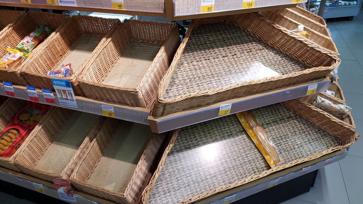 Магазины Киева и Киевской области остались без хлеба: С прилавков смели даже булочки