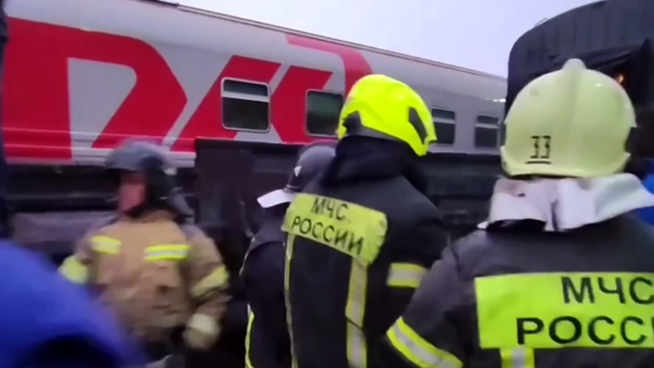 Водолазы ищут пропавшую после крушения поезда 16-летнюю девушку в Коми