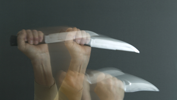 Удар в шею, кровь не остановить: Лидера оппозиции попытались зарезать на глазах у толпы в Пусане