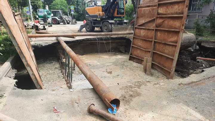 В Краснодаре на улице Южной произошел провал грунта из-за порыва на сетях канализации