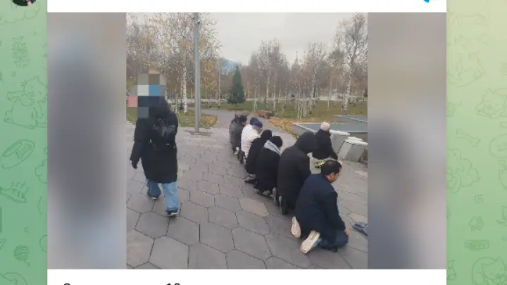 В парке Зарядье у стен Кремля устроили показательный намаз