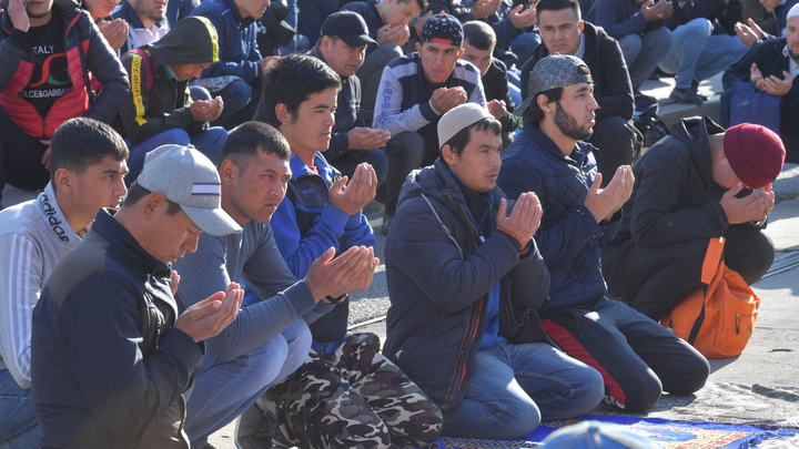 Показуха, верующие так не будут делать: Мигрантов, устроивших намаз в детском отделе, пристыдили
