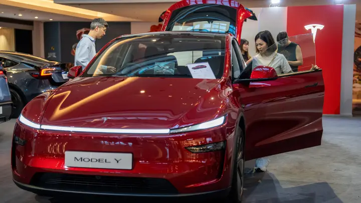 Безумный Маск: в США обеспокоились появлением в Tesla автопилота-лихача Mad Max Безумный Маск: в США обеспокоились появлением в Tesla автопилота-лихача Mad Max