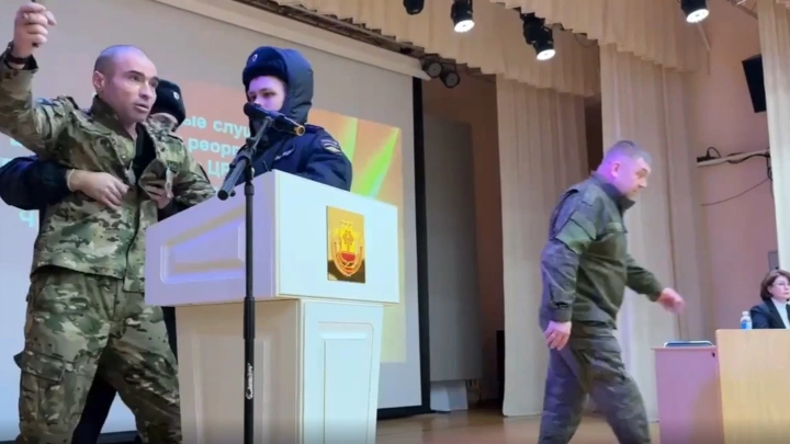 В Чувашии ветерану СВО не дали выступить на слушаниях. Полиция силой увела его со сцены: Правда? Давайте разбираться