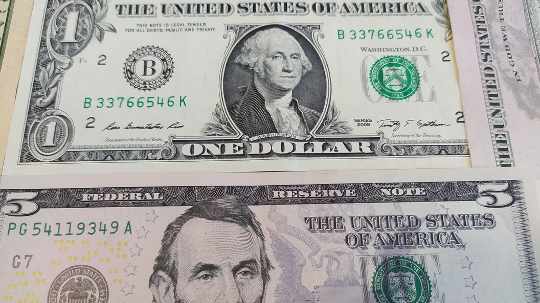 Доллар в мае 2024. Доллар валюта фото. Американские деньги на русские. Доллары в руках. Доллар в России.