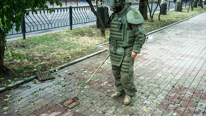 SHOT: Похожий на взрывное устройство предмет обнаружили у военкомата в Москве