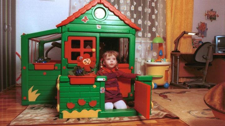 Девочку, которую мать бросила в Таиланде, помогают устроить в детсад в России