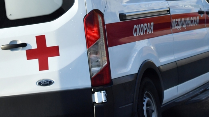 В Кузбассе 16-летнюю студентку техникума нашли мертвой во дворе ее дома