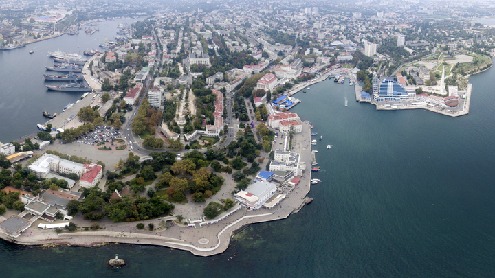 В МЧС попытались объяснить погоню вплавь за лодкой главы Крыма: Не придумали ничего умнее