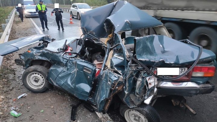 В тройном ДТП на трассе Иваново-Родники пострадал водитель смятой в лепешку «семерки»