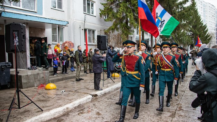 Курсанты Новосибирского военного института Росгвардии провели парад у дома ветеранов
