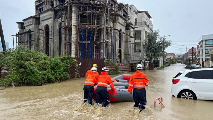 В аэропорту Сочи из-за непогоды не смогли приземлиться 17 самолётов
