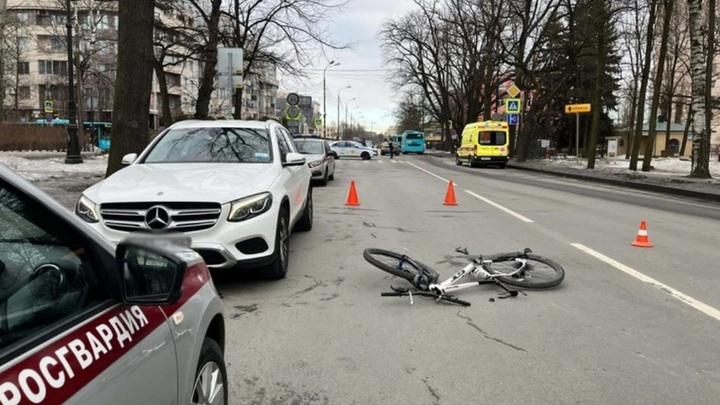 В Петербурге по упавшему велосипедисту проехала иномарка. Он в реанимации в крайне тяжелом состоянии