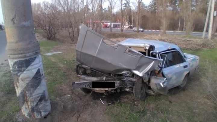 В Тольятти ВАЗ врезался в световую опору. Двое в больнице