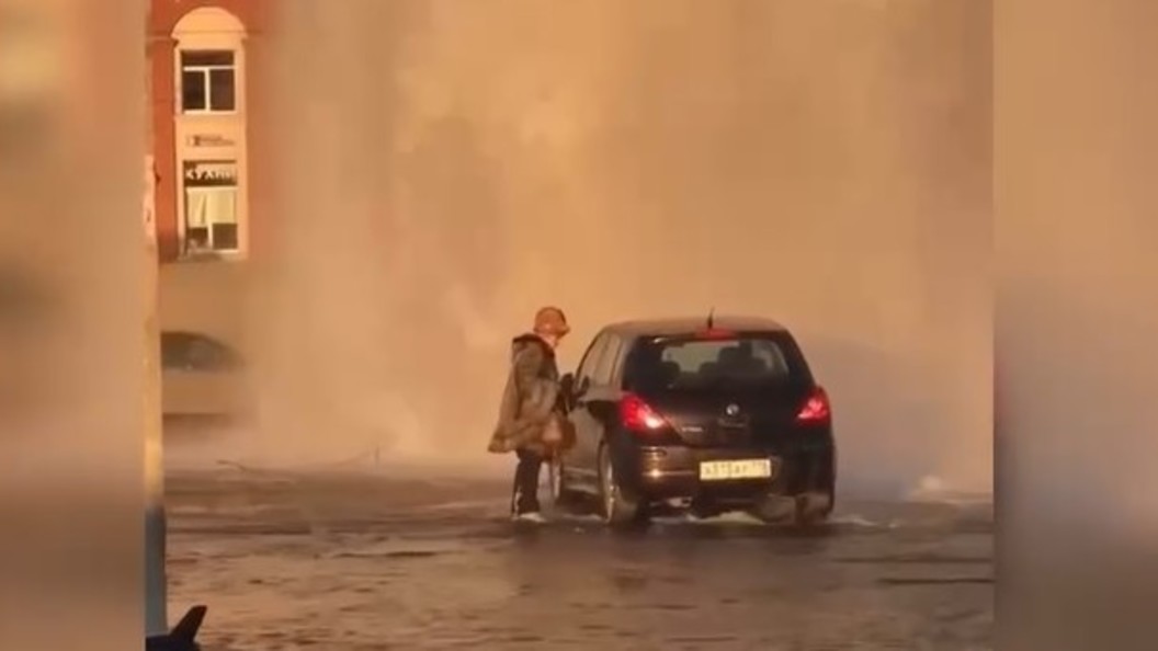 Курьер ударил машину у Максидома на Ленинском. На Ленинском пр у Максидома авария сегодня 23 декабря 2022.