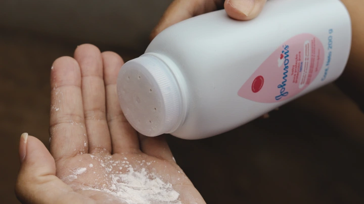 Детская присыпка, вызывающая рак: Самая популярная - у всех мам на пеленальном столике