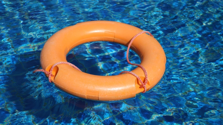Две маленькие сестры утонули в бассейне частного дома в США