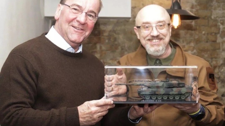 Украинцы расстроились подарку немцев: Германия передала Киеву первый танк Leopard 2. Игрушечный