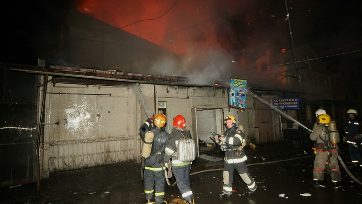 Всё в дыму до самой Мойки: В центре Петербурга вспыхнул знаменитый 180-летний дом с бомжами
