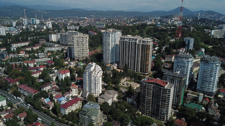 В Сочи из-за дождей в нескольких микрорайонах образовались скопления воды
