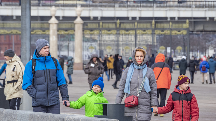 Семьи с детьми смогут оформить пособия на детей от 8 до 17 лет даже в праздничные дни
