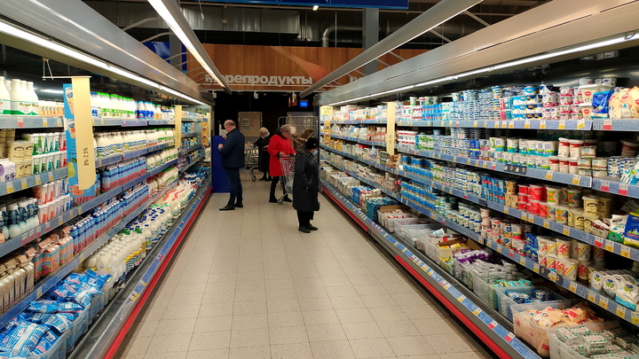 Вооружённый ножом мужчина украл из магазина в Москве рыбу и масло