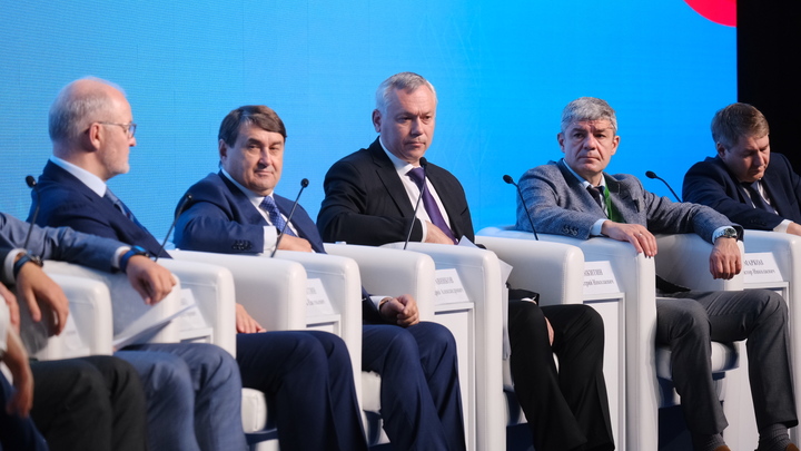 Губернатор очертил перспективы авиационной отрасли и логистического комплекса Новосибирской области