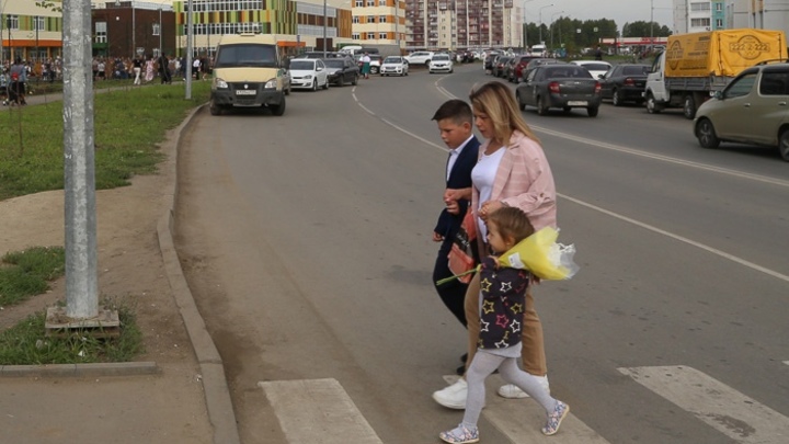 В Челябинске на дорогах возле школ обновили разметку к учебному году